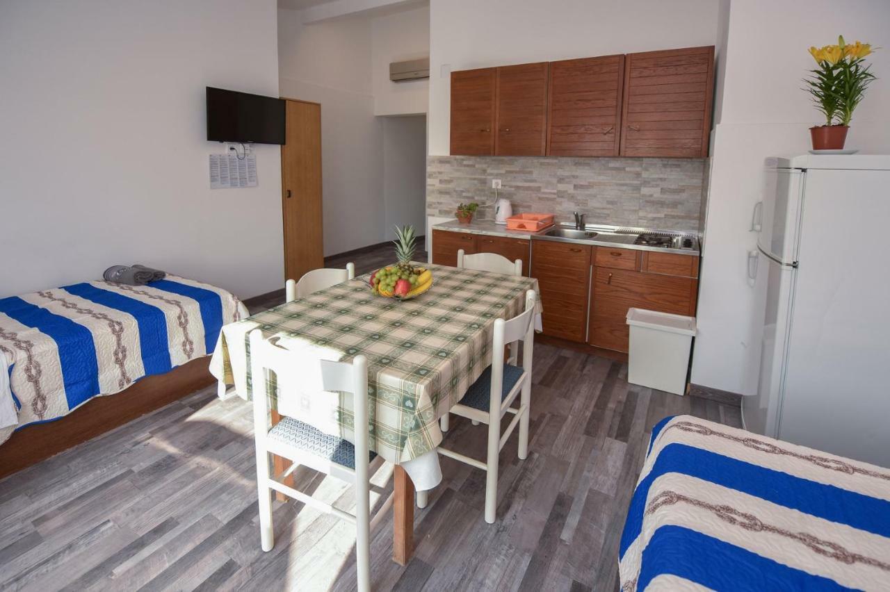 Val Apartmani, Stara Novalja Luaran gambar